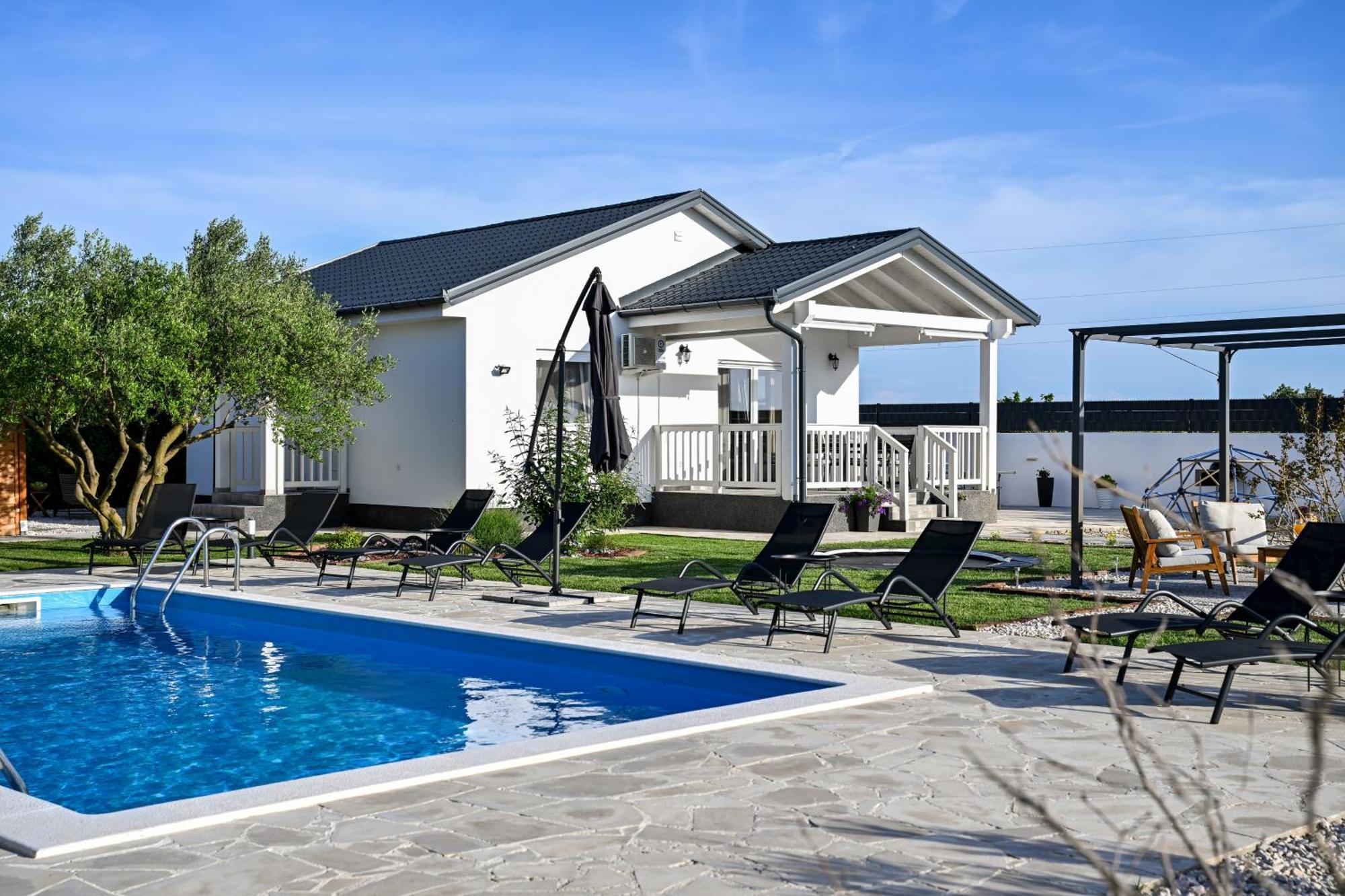 Holiday Home Aprilis With Pool, Jacuzzi And Sauna Galovac  Zewnętrze zdjęcie