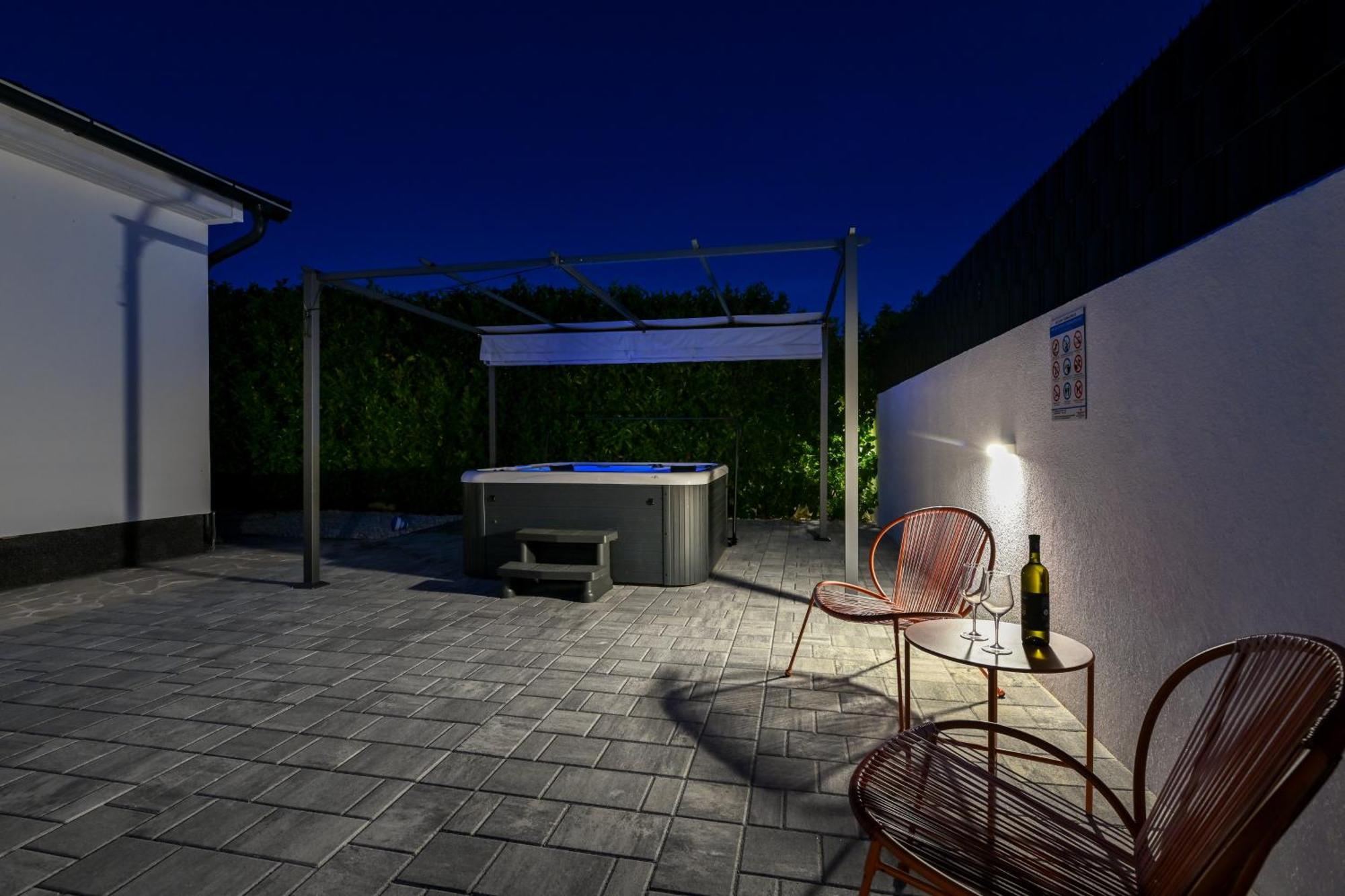Holiday Home Aprilis With Pool, Jacuzzi And Sauna Galovac  Zewnętrze zdjęcie
