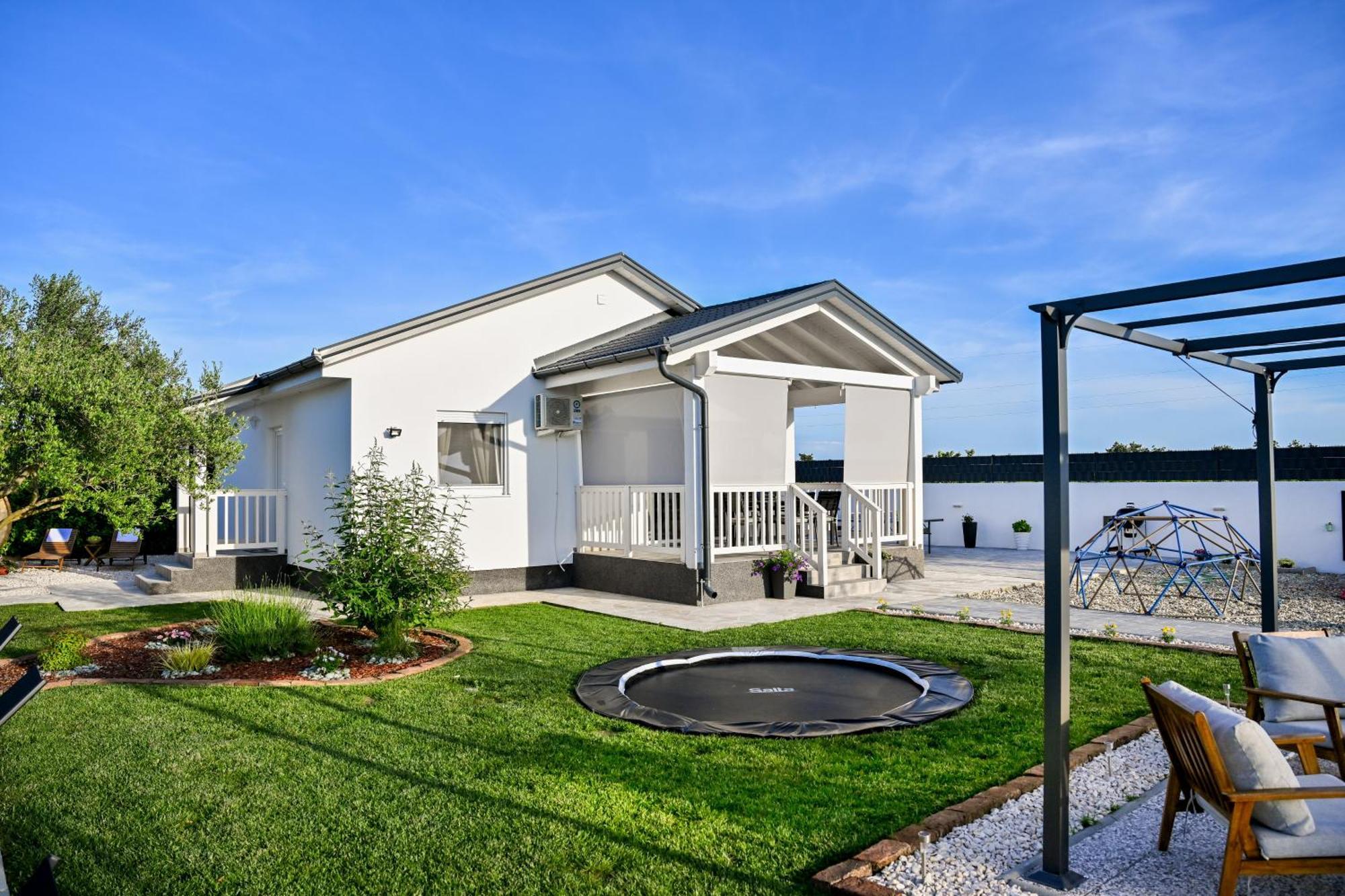 Holiday Home Aprilis With Pool, Jacuzzi And Sauna Galovac  Zewnętrze zdjęcie