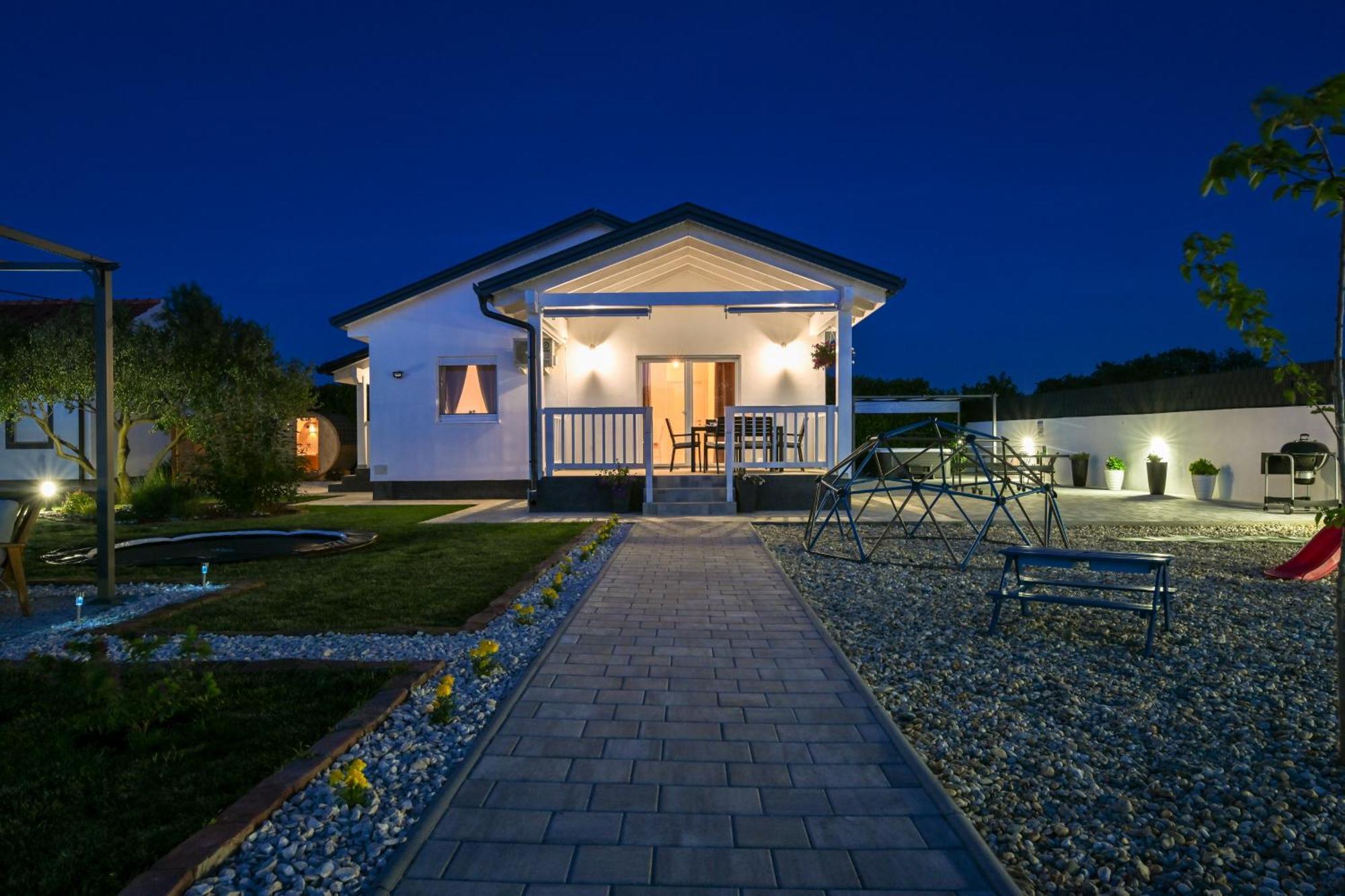 Holiday Home Aprilis With Pool, Jacuzzi And Sauna Galovac  Zewnętrze zdjęcie